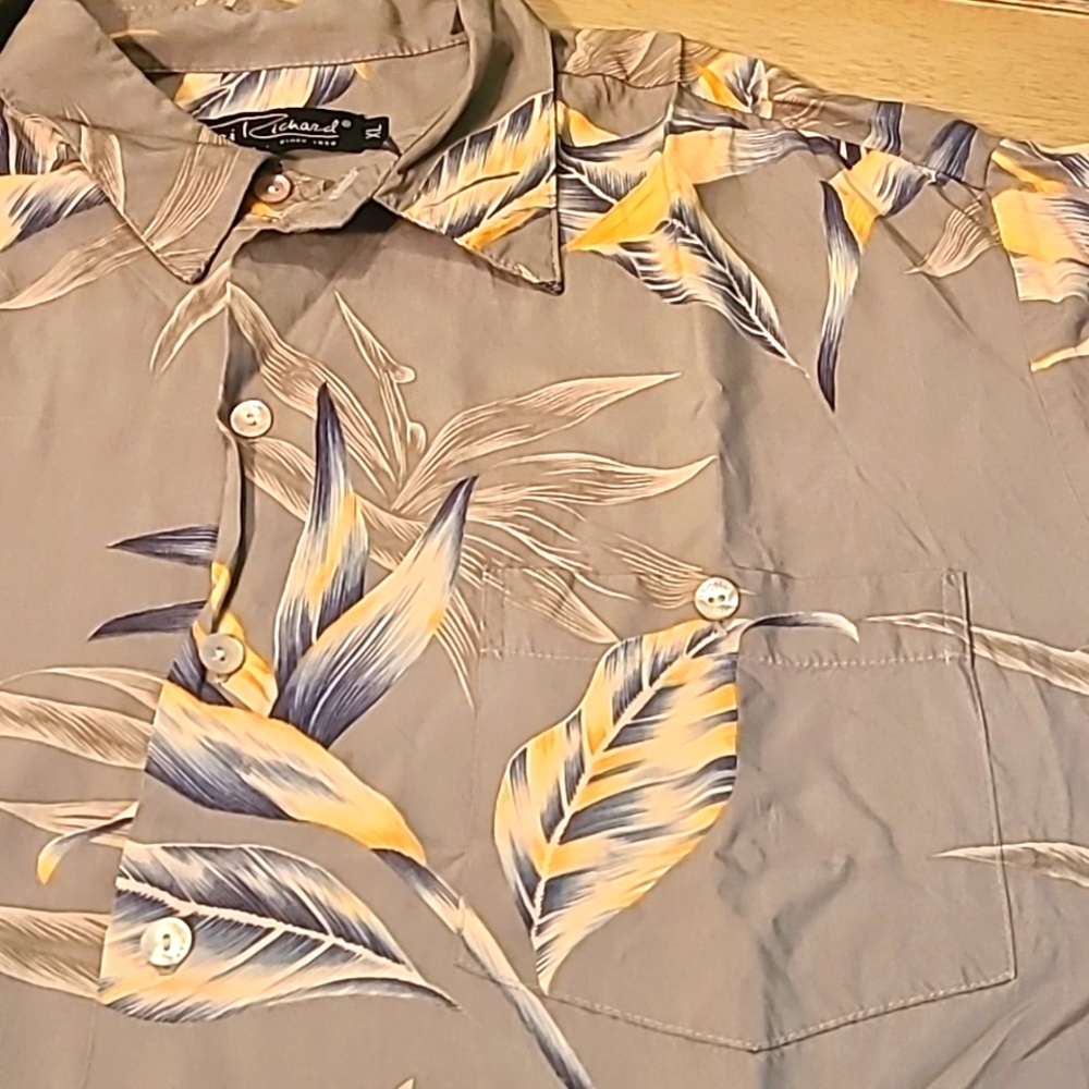 Tori Richards made in Hawaii tropical button-down collared shirt. Men's size XL